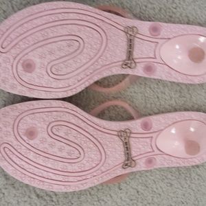 Rocket Dog Shoes - Rocket Dog Thong style Kitten Heel Sandal EUC Rocket Dog Shoes - Rocket Dog Thong style Kitten Heel Sandal EUC